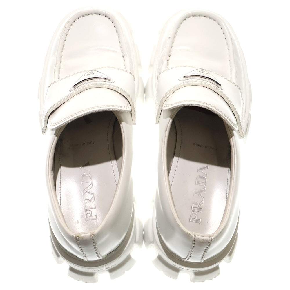 PRADA(プラダ) Monolith Pointy Brushed Leather Loafers モノリス トライアングルロゴ 三角プレート ブラッシュドレザー ローファー ホワイト 2DE129
