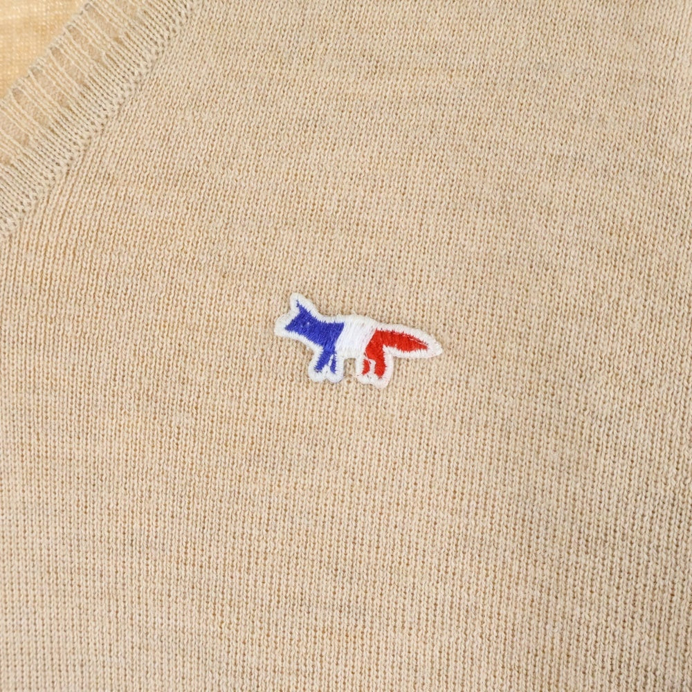 MAISON KITSUNE(メゾンキツネ) フロントロゴパッチ Vネック プルオーバー ウール ニットセーター ベージュ KMFW10010