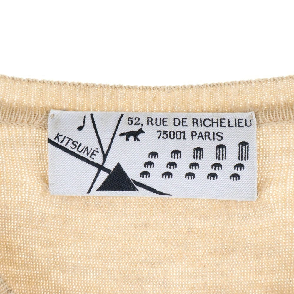 MAISON KITSUNE(メゾンキツネ) フロントロゴパッチ Vネック プルオーバー ウール ニットセーター ベージュ KMFW10010