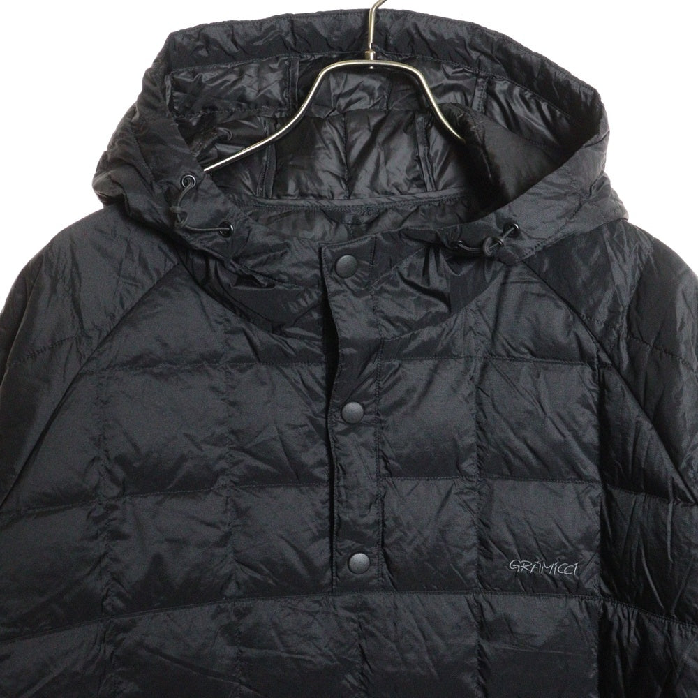 GRAMICCI(グラミチ) ×TAION PULLOVER JACKET タイオン 胸ロゴデザイン カンガルーポケット フーデッド ダウンジャケット ブラック G3FU-J102-TG
