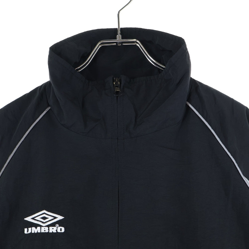 UMBRO(アンブロ) バックロゴエンブロイダリー ジップアップ ナイロンジャケット ブラック MD18-MSM-JK01