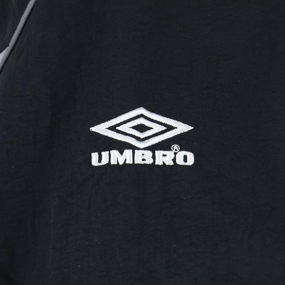 UMBRO(アンブロ) バックロゴエンブロイダリー ジップアップ ナイロンジャケット ブラック MD18-MSM-JK01