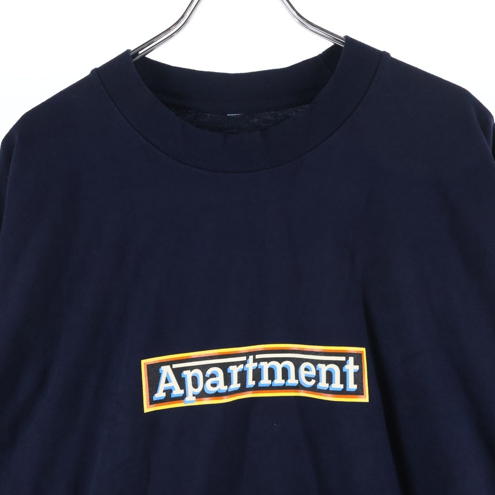 The Almeda Club(アルメダクラブ) ×THE APARTMENT ジ アパートメント フロントロゴデザイン クルーネック カットソー 長袖Tシャツ ネイビー