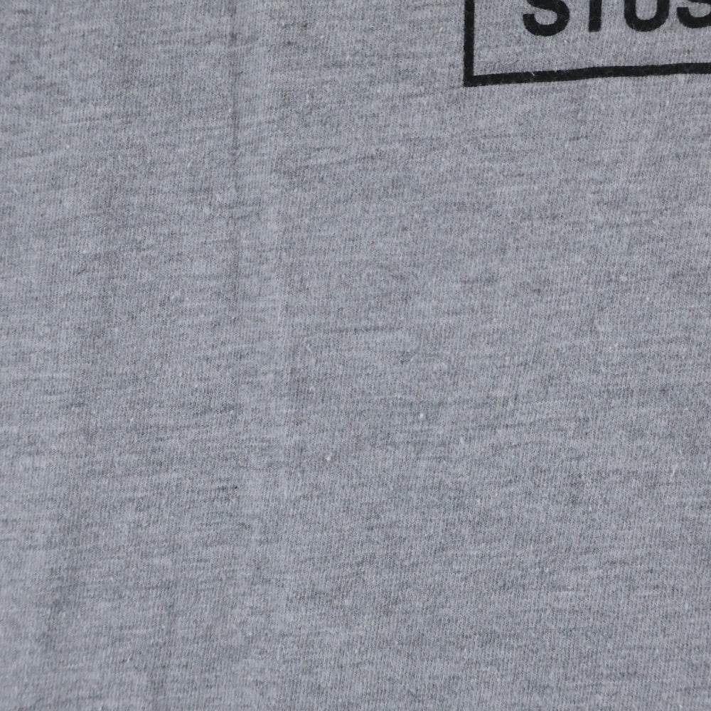 STUSSY(ステューシー) フロントロゴデザイン クルーネック カットソー 半袖Tシャツ グレー
