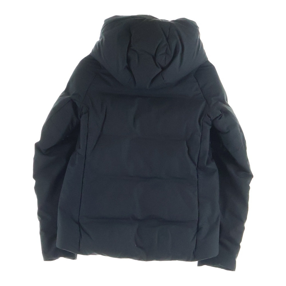 DESCENTE(デサント) アームロゴデザイン マルチポケット ジップアップ ダウンジャケット ブラック DAWWGK4OU
