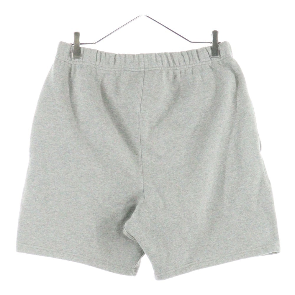 FEAR OF GOD ESSENTIALS(フィアオブゴッド エッセンシャルズ) フロントリフレクターロゴ 裏起毛 ドローストリング スウェット ハーフパンツ グレー