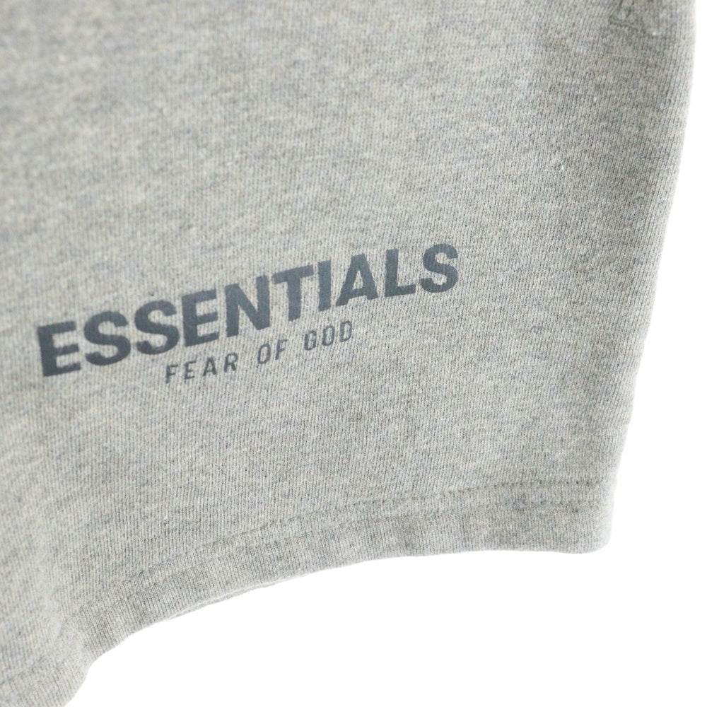 FEAR OF GOD ESSENTIALS(フィアオブゴッド エッセンシャルズ) フロントリフレクターロゴ 裏起毛 ドローストリング スウェット ハーフパンツ グレー
