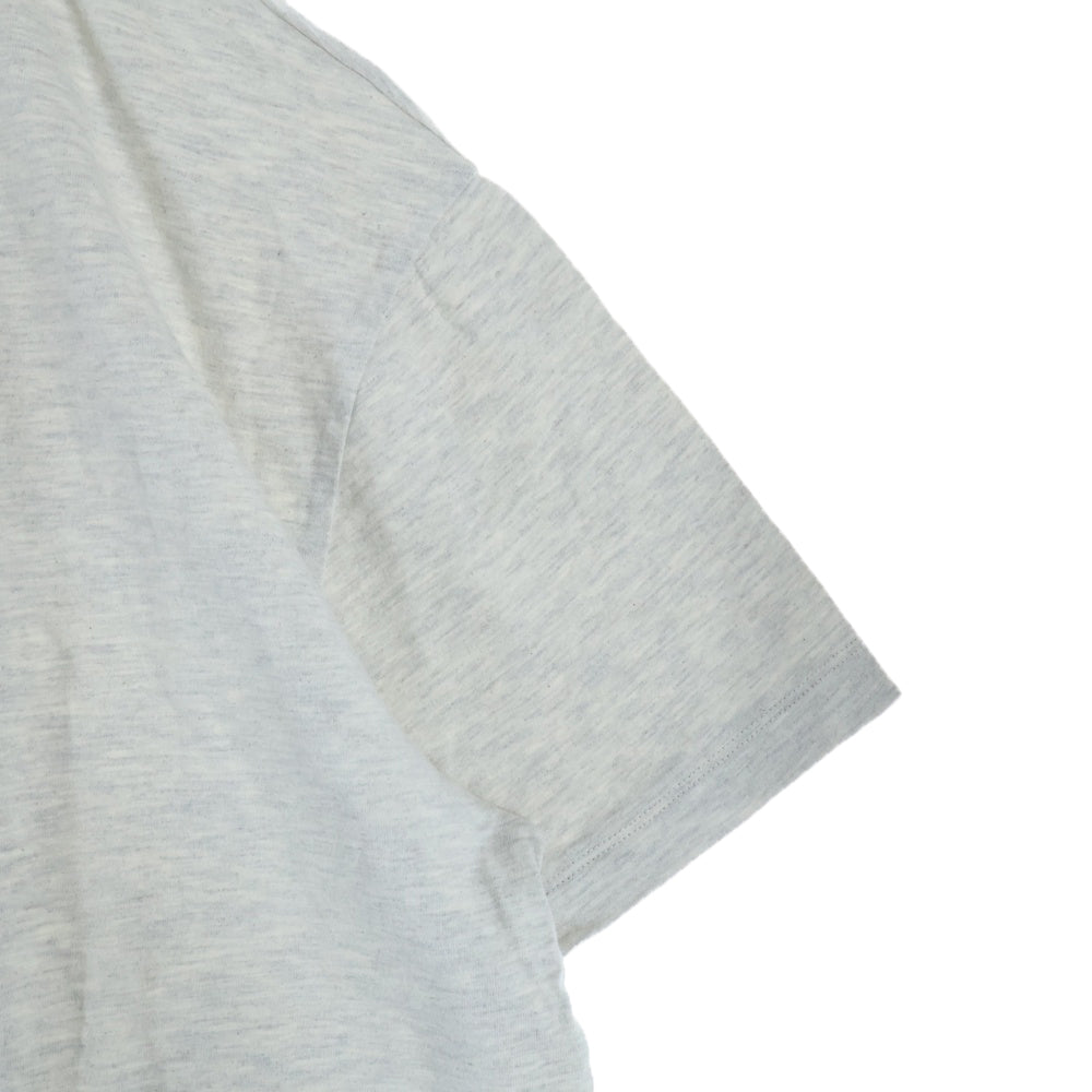 FEAR OF GOD ESSENTIALS(フィアオブゴッド エッセンシャルズ) 1977 フロントフロッキープリント クルーネック カットソー 半袖Tシャツ グレー