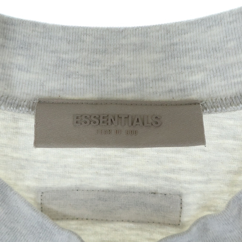 FEAR OF GOD ESSENTIALS(フィアオブゴッド エッセンシャルズ) 1977 フロントフロッキープリント クルーネック カットソー 半袖Tシャツ グレー