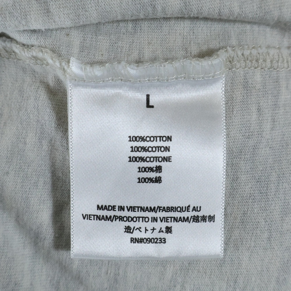 FEAR OF GOD ESSENTIALS(フィアオブゴッド エッセンシャルズ) 1977 フロントフロッキープリント クルーネック カットソー 半袖Tシャツ グレー
