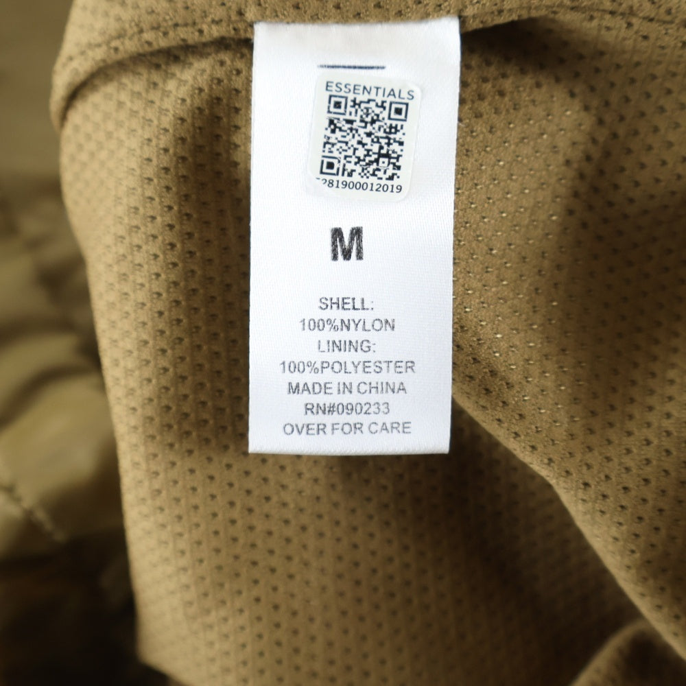 FEAR OF GOD ESSENTIALS(フィアオブゴッド エッセンシャルズ) バックロゴパッチ コーチジャケット ブラウン