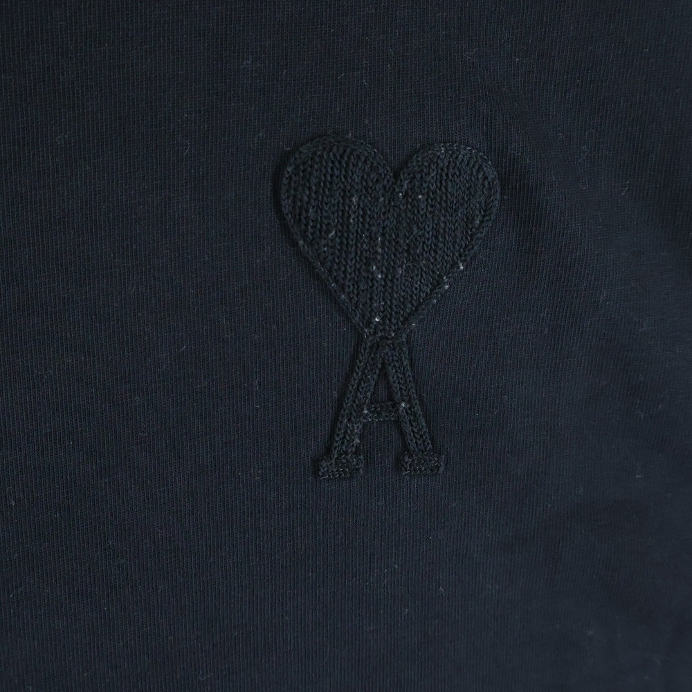 AMI Alexandre Mattiussi(アミアレクサンドルマテュッシ) ハート刺繍 半袖Tシャツ ブラック E21HJ128.726