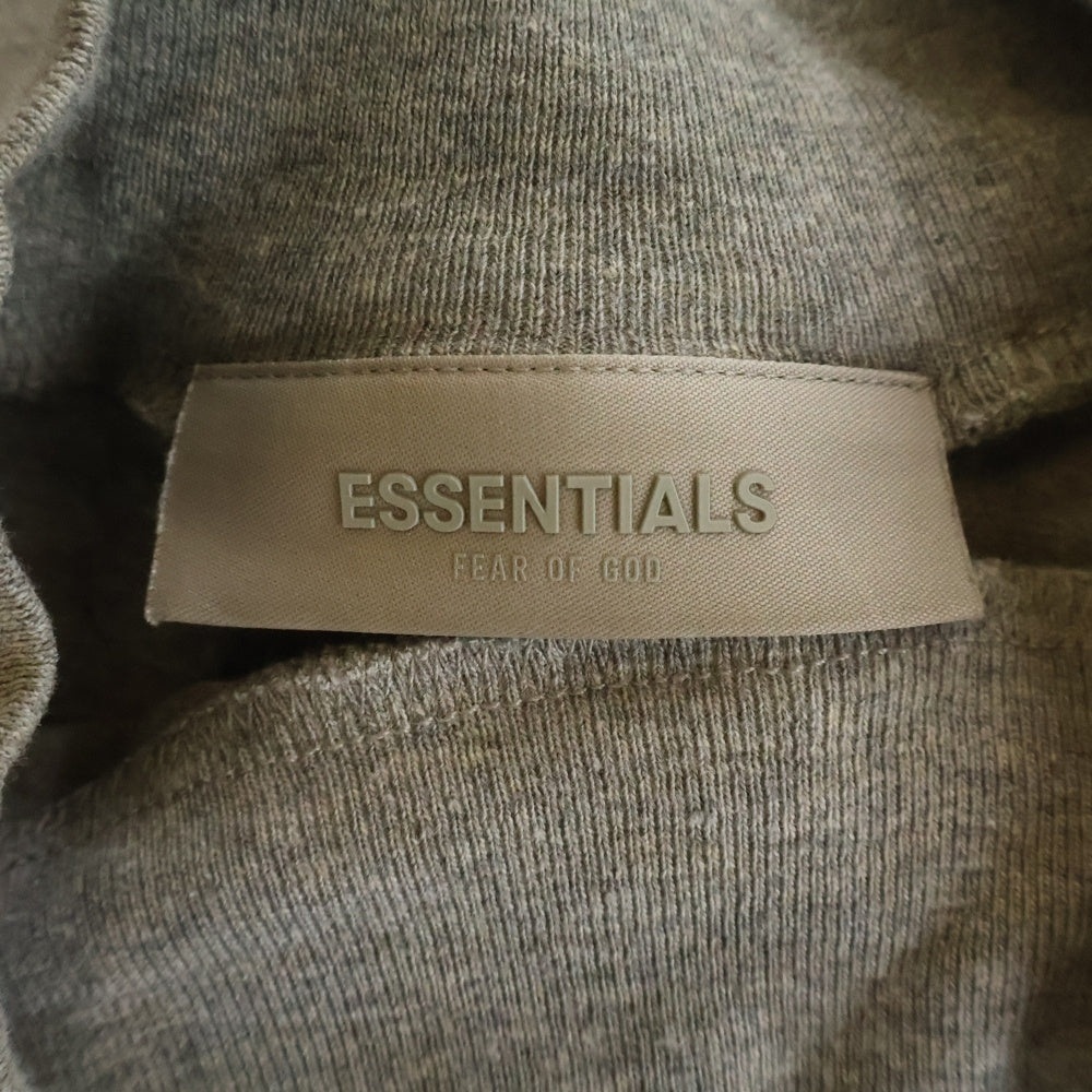 FEAR OF GOD ESSENTIALS(フィアオブゴッド エッセンシャルズ) ロゴ刺繍 クルーネック長袖Tシャツ カットソー グレー