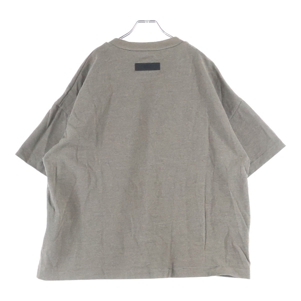 FEAR OF GOD ESSENTIALS(フィアオブゴッド エッセンシャルズ) フロントロゴ クルーネック半袖Tシャツ カットソー グレー