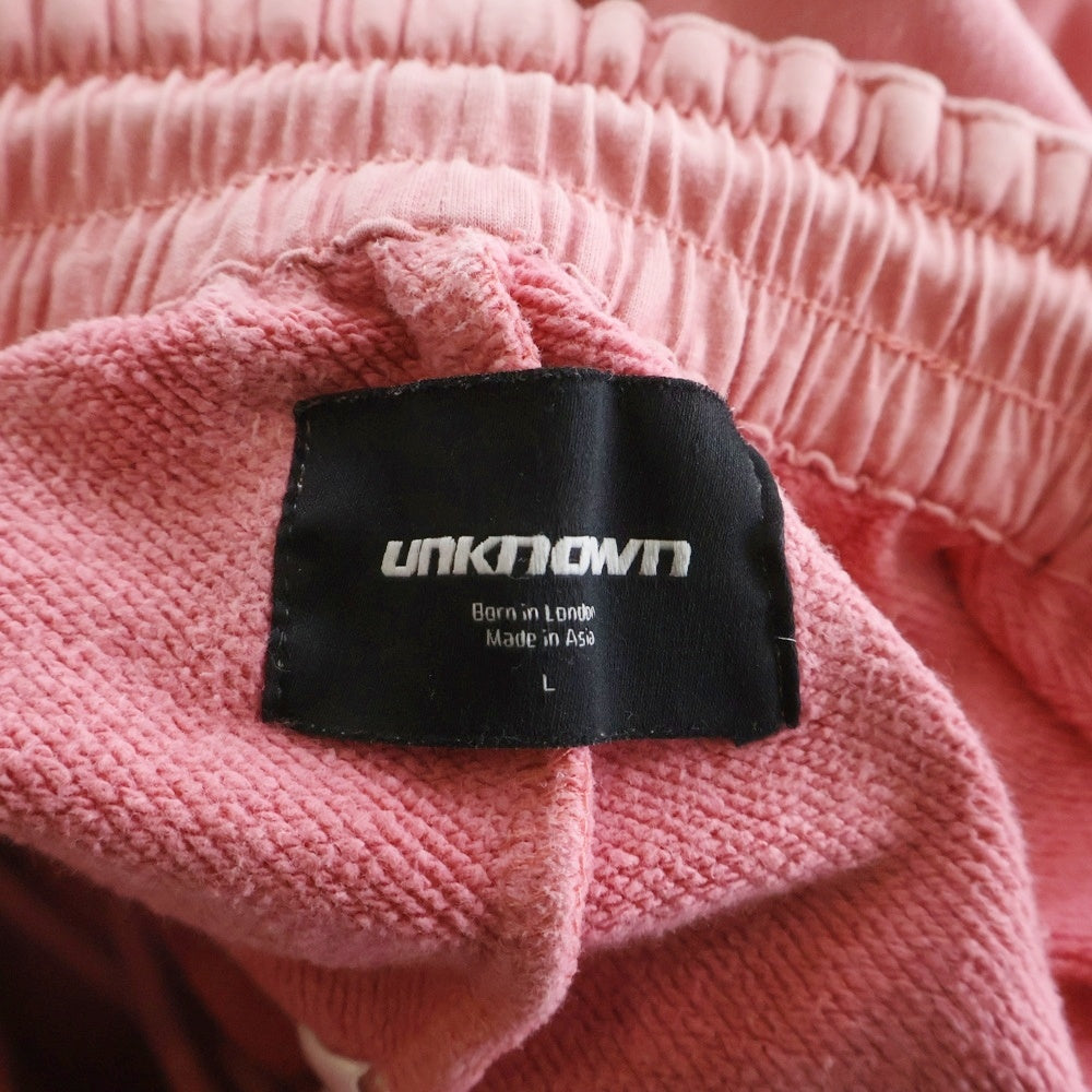 UNKNOWN LONDON(アンノーンロンドン) ラインストーン クロスデザイン スウェットパンツ ピンク
