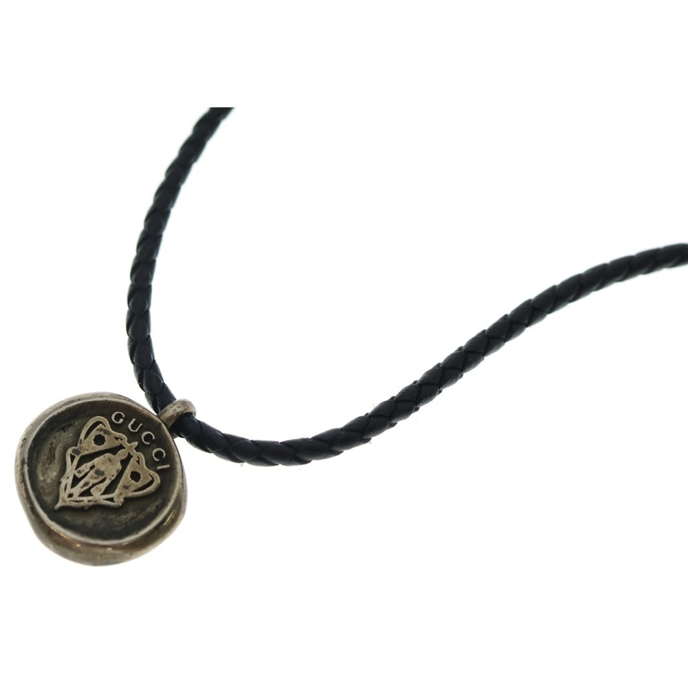 GUCCI(グッチ) クレスト ロゴデザインチャーム レザー紐 ネックレス シルバー