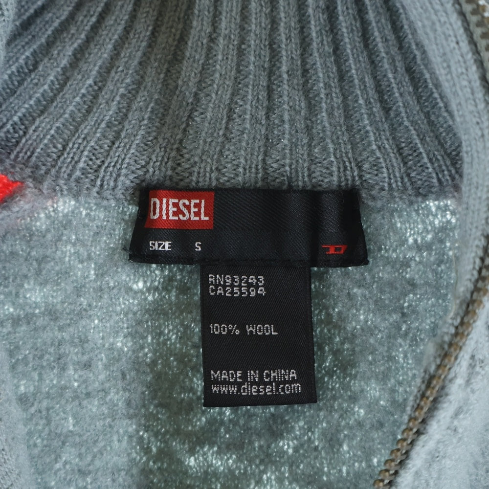 DIESEL(ディーゼル) 90-00S ショルダーライン エンブレムプリント スタンドカラー ドライバーズニット グレー/レッド レディース