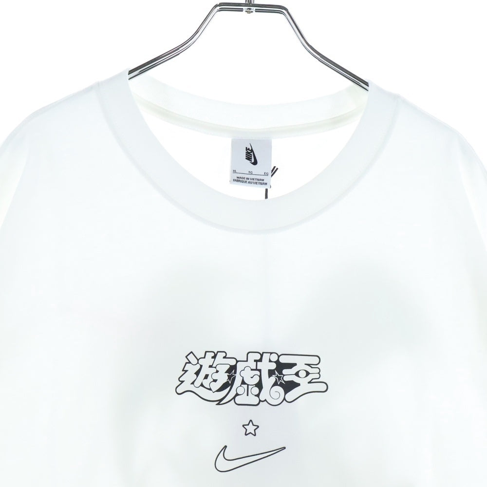 NIKE(ナイキ) ×YU-GI-OH! 遊戯王 DM SOLO SWOOSH T-SHIRT HOUSE OF DUEL ディーエム ソロ スウッシュ ハウス オブ デュエル 半袖Tシャツ ホワイト IO7985-100