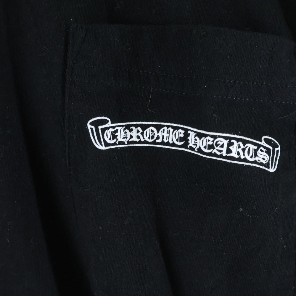 CHROME HEARTS(クロムハーツ) Scroll Logo L/S Pocket T-shirt スクロールロゴ 袖ロゴプリント クルーネック長袖ポケットTシャツ カットソー ブラック