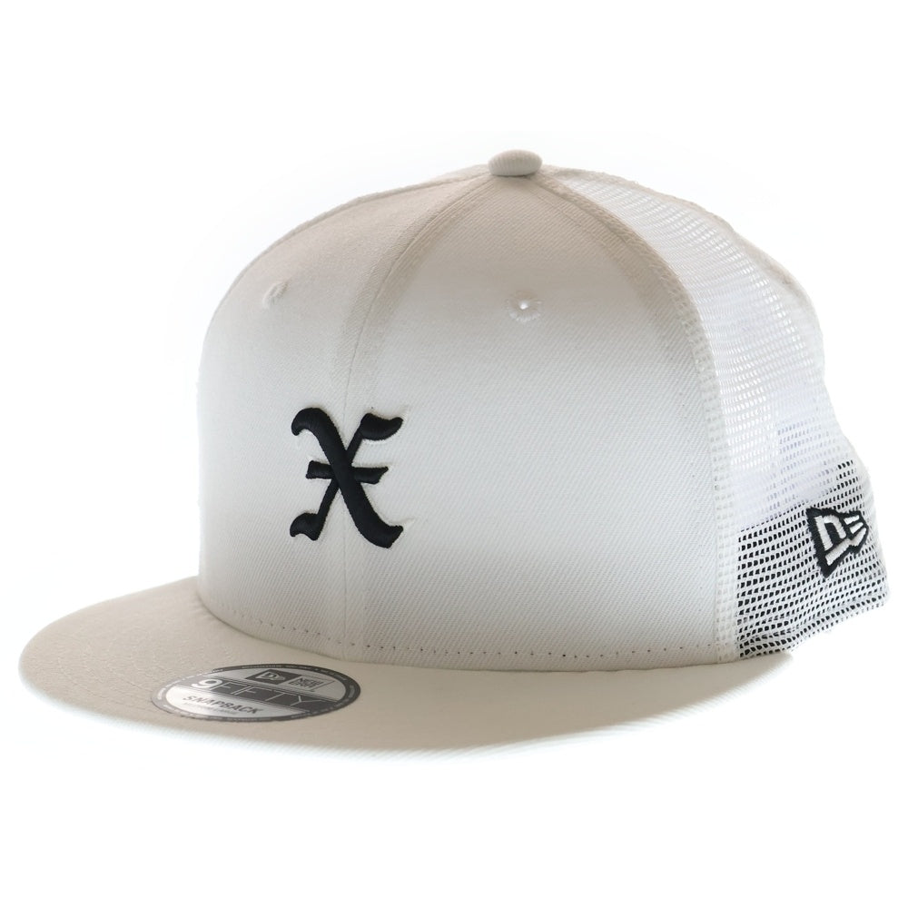 GOD SELECTION XXX(ゴッドセレクショントリプルエックス) 25SS ×NEW ERA ニューエラ フロントロゴ刺繍 6パネル ベースボール メッシュキャップ 帽子 ホワイト GX-S25-HT-02