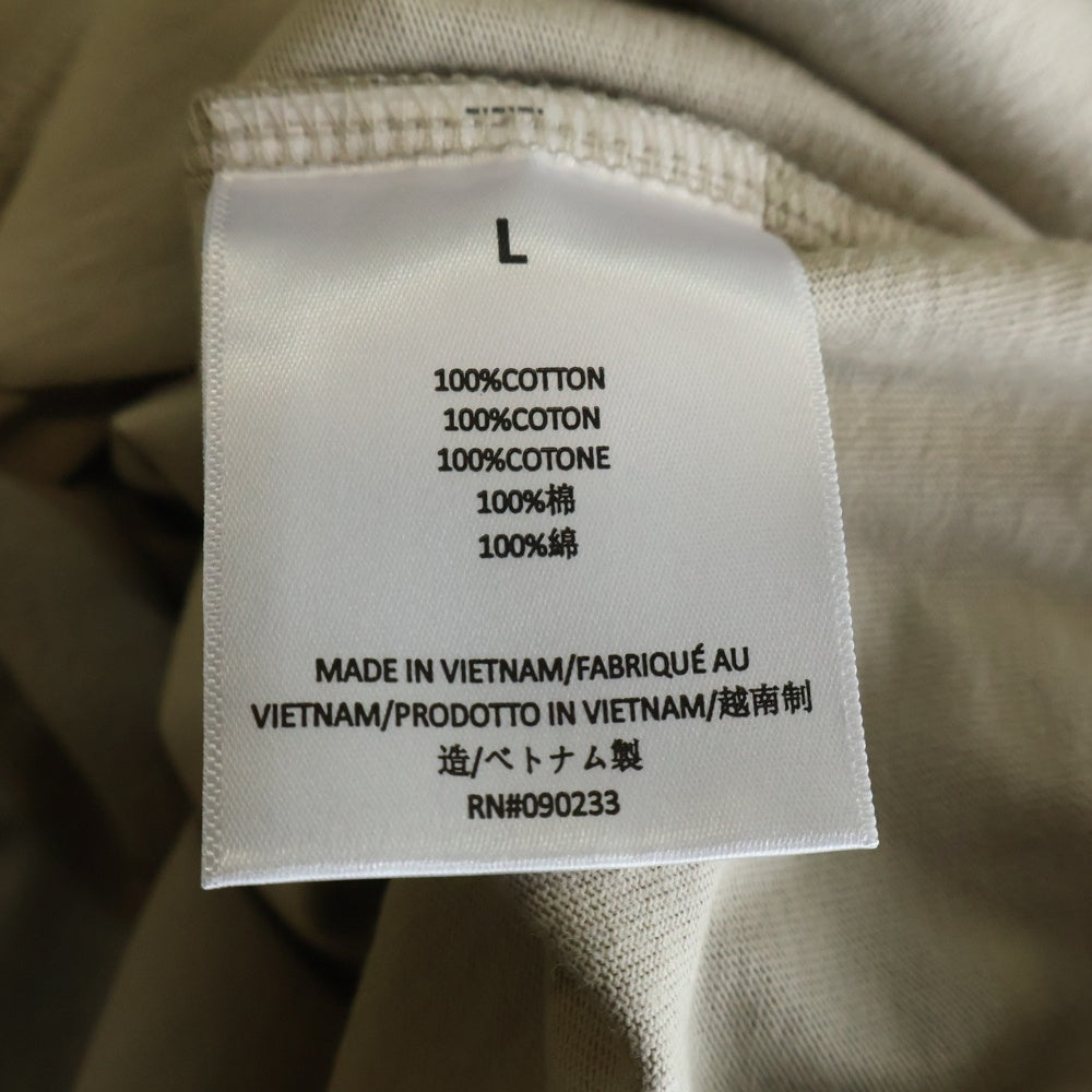 FEAR OF GOD ESSENTIALS(フィアオブゴッド エッセンシャルズ) LS TEE/SILVER CLOU フロントエンブロイダリー ロングスリーブ 長袖カットソーTシャツ ベージュ 125BT232012F