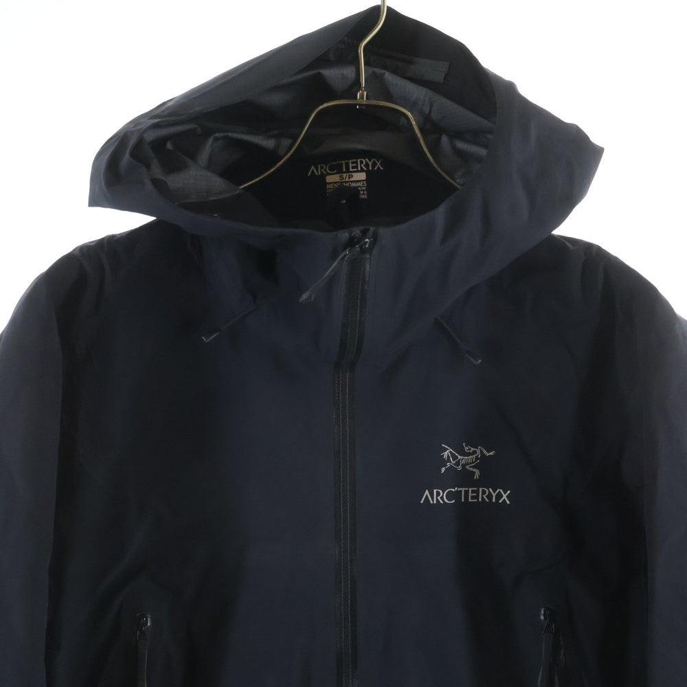 ARC'TERYX(アークテリクス) BETA LT JACKET GORE-TEX ベータLT 胸エンブロイダリーデザイン マルチポケット ジップアップ フーデッド ナイロンジャケット ブラック X000007301