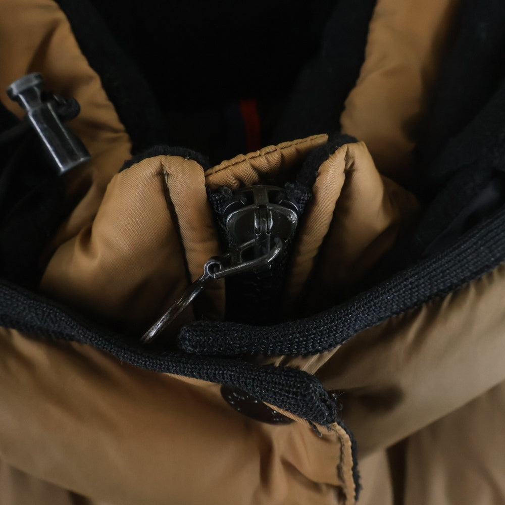 MONCLER(モンクレール) MOKA モカ アームロゴワッペン ジップアップ フーデッドダウンジャケット ブラウン 49332/50/68959