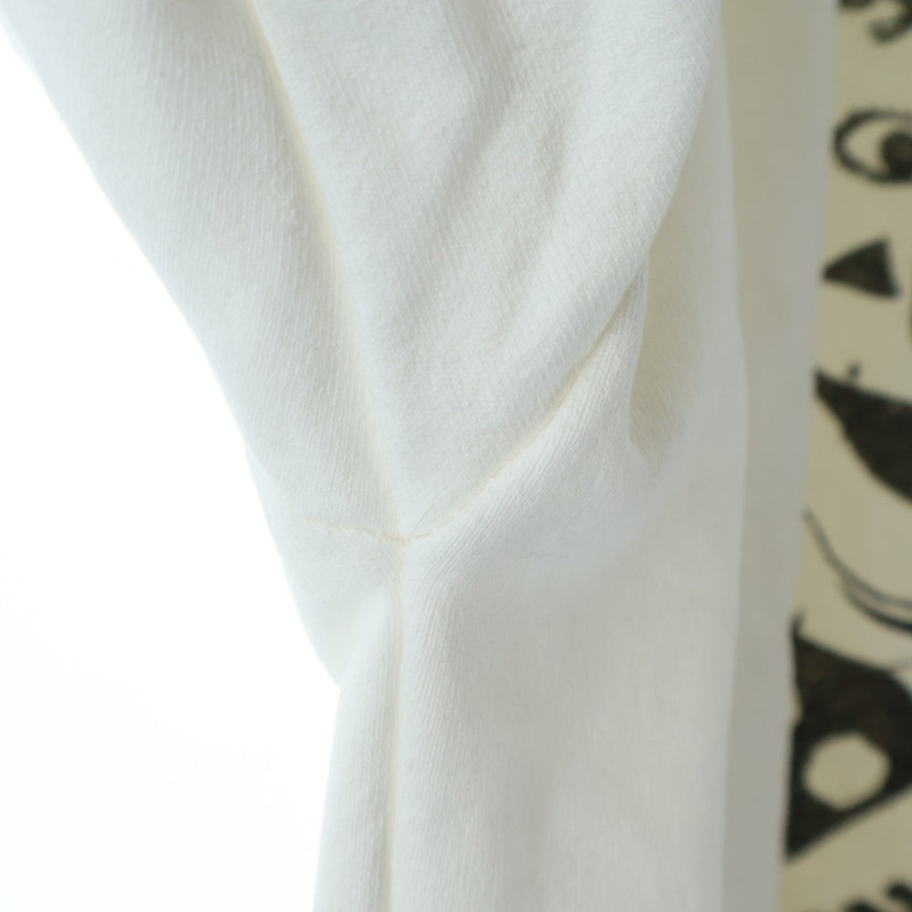 BASKETCASE GALLERY(バスケットケース ギャラリー) MERRYMAKER crewneck メリーメーカー フロントアームイラストプリント クルーネックスウェットトレーナー ホワイト