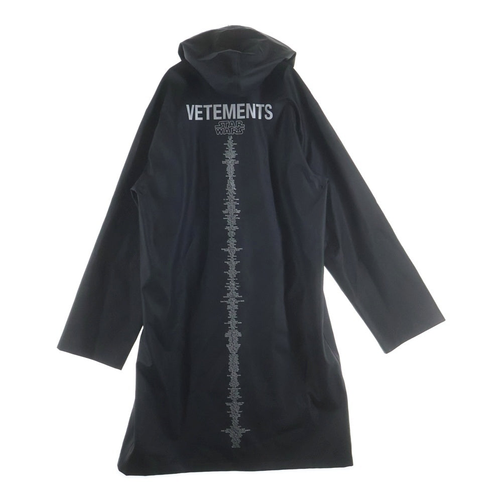 VETEMENTS(ヴェトモン) 20SS ×STAR WARS CHARACTER LIST スターウォーズ バックロゴプリントレインコート ブラック USW21JA026