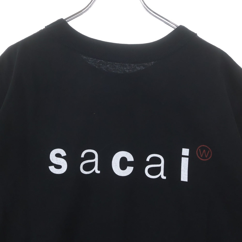 Sacai(サカイ) 25SS ×WTAPS Print T-Shirt ダブルタップス ロゴプリントTシャツ 半袖カットソー ブラック 25-0928S