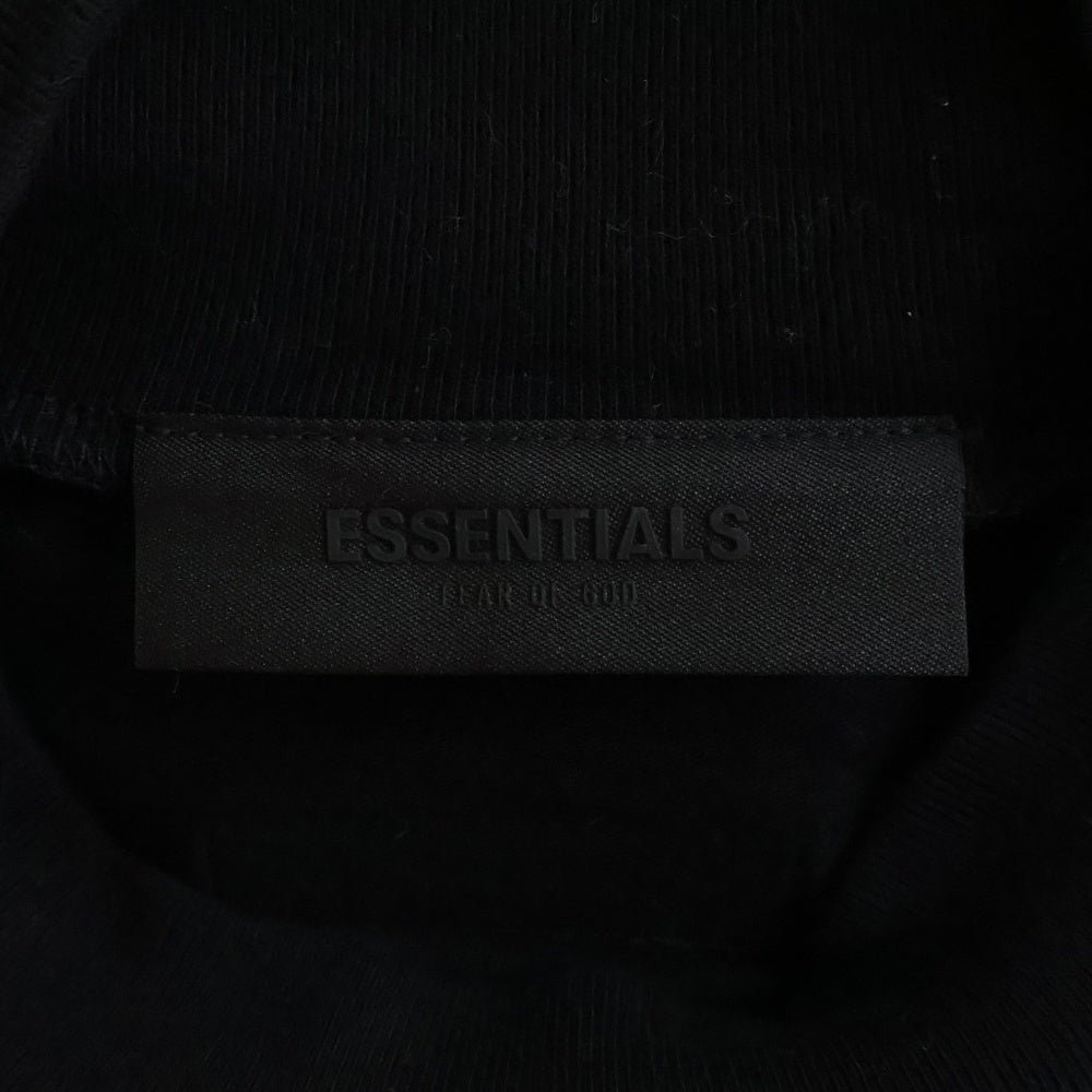 FEAR OF GOD ESSENTIALS(フィアオブゴッド エッセンシャルズ) フロントロゴ ドロップショルダー モックネック ロングスリーブ 長袖Tシャツ カットソー ブラック