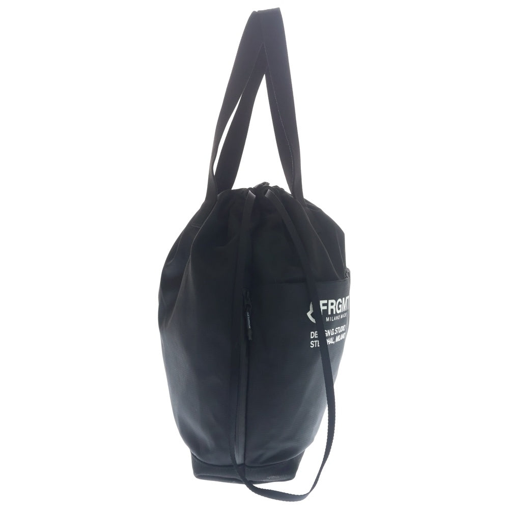 MONCLER(モンクレール) 22AW ×FRAGMENT TOTE BAG フラグメントデザイン ロゴプリント ドローストリング トートバッグ ブラック H209U5D00003