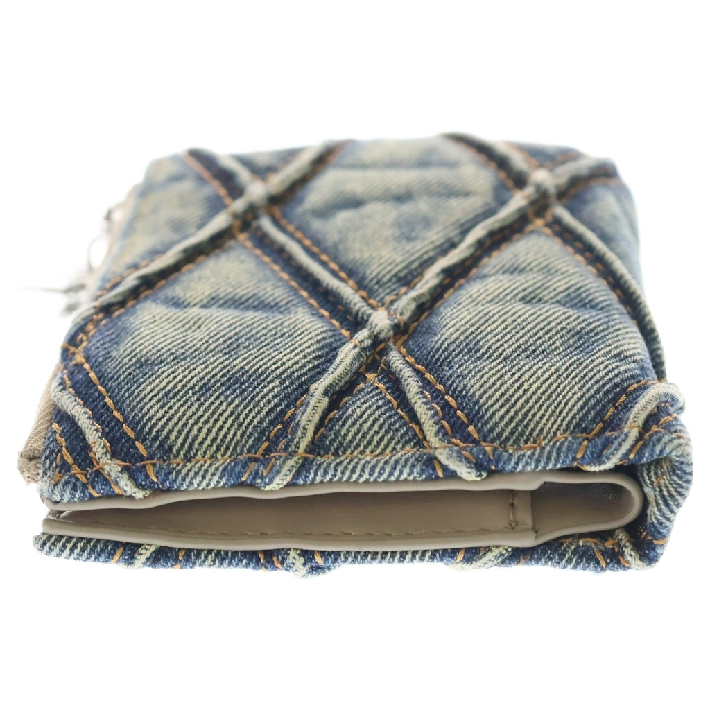 DIESEL(ディーゼル) CHARM D-BI FOLD ZIP レタリングチャーム キルティングデニム ミニウォレット 二つ折り財布 インディゴ X10116P5570 レディース