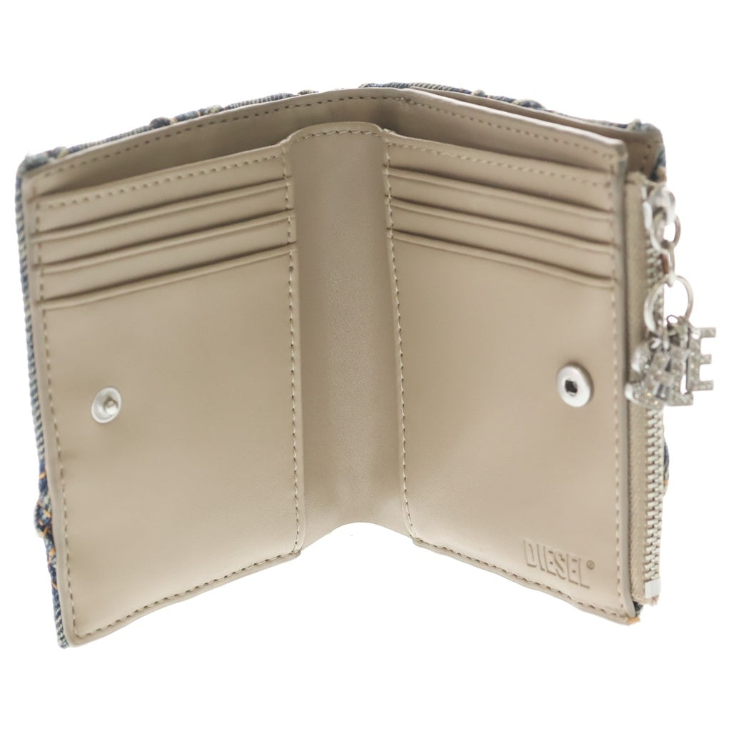DIESEL(ディーゼル) CHARM D-BI FOLD ZIP レタリングチャーム キルティングデニム ミニウォレット 二つ折り財布 インディゴ X10116P5570 レディース