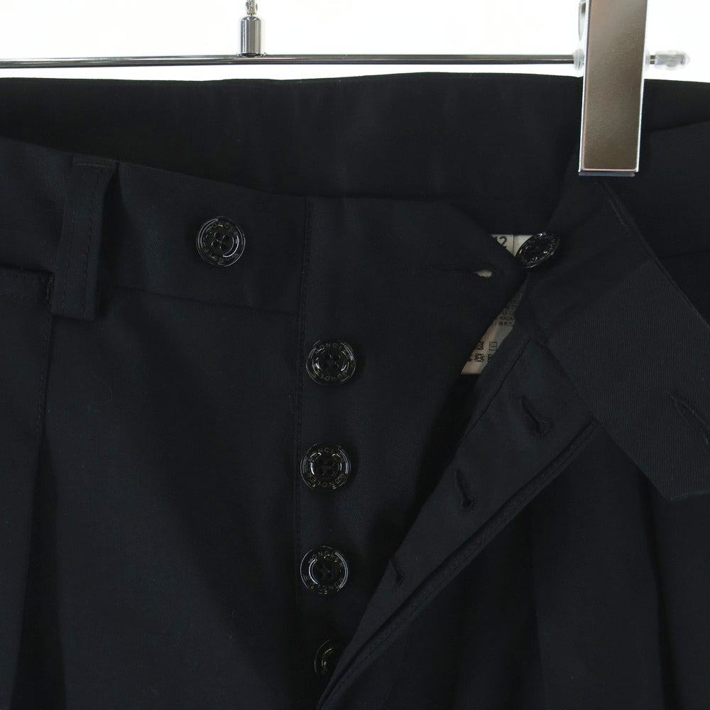 MONCLER(モンクレール) 24SS PANTALONE SPORTIVO パンタローネ スポルティーボ 2タック ボタンフライ ウール ポリエステル スラックスパンツ ブラック J109P2A00005 57695