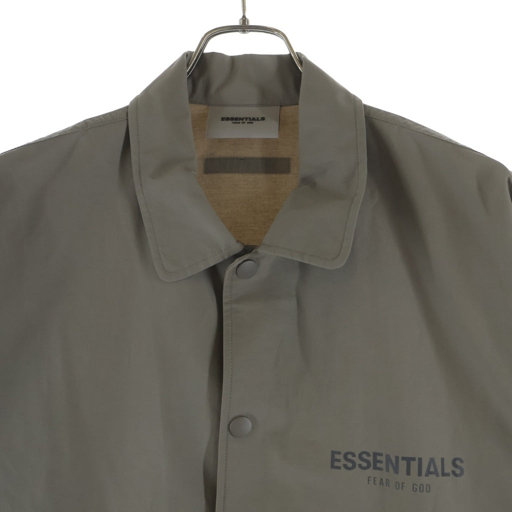 FEAR OF GOD ESSENTIALS(フィアオブゴッド エッセンシャルズ) COACH JACKET ナイロン スナップボタン ドローコード 両面ロゴプリントコーチジャケット ベージュ
