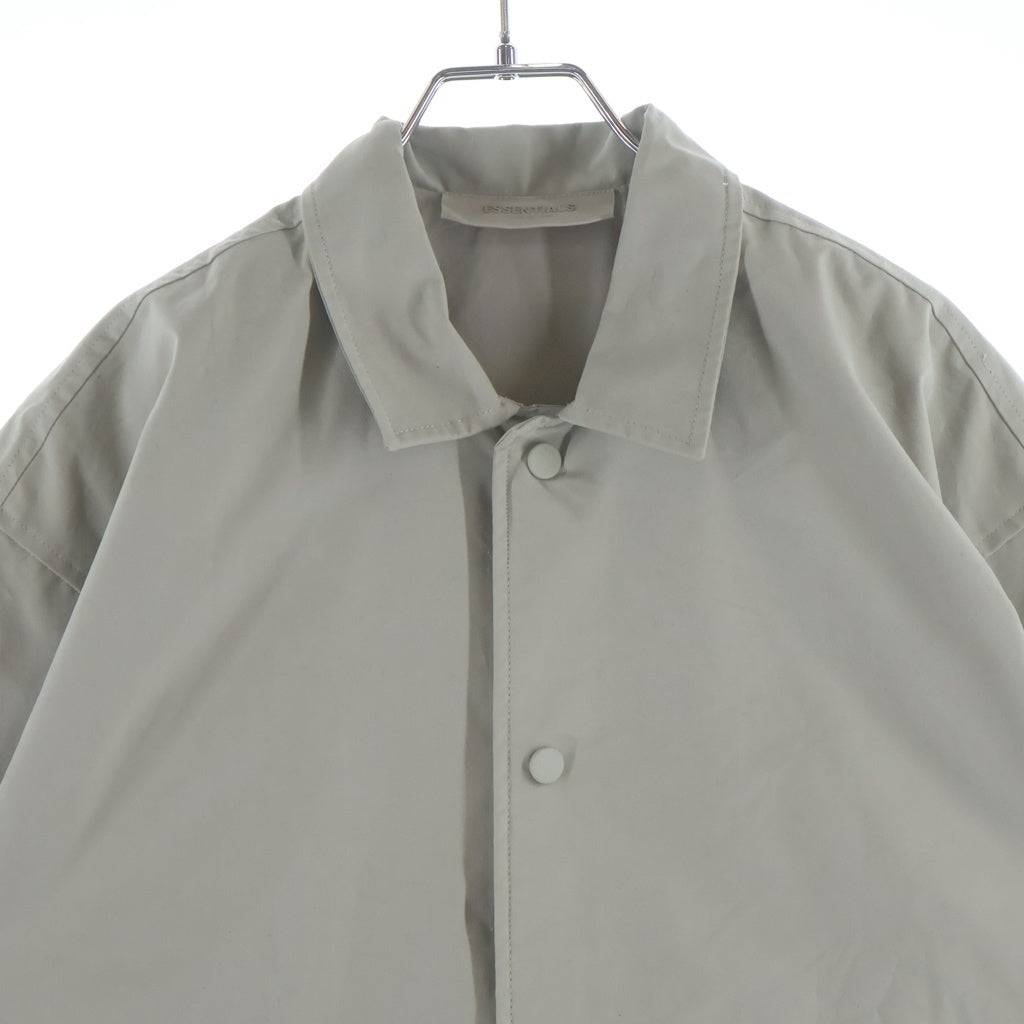 FEAR OF GOD ESSENTIALS(フィアオブゴッド エッセンシャルズ) キッズ バックロゴコーチジャケット ベージュ