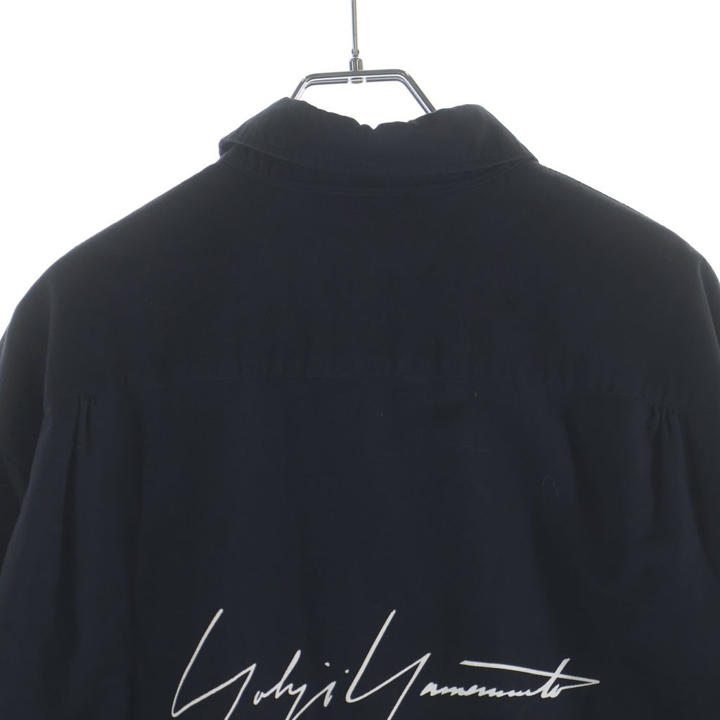Yohji Yamamoto(ヨウジヤマモト) 17SS バックプリント レギュラーカラー スタッフ コットン 長袖シャツ ブラック HD-B99-999