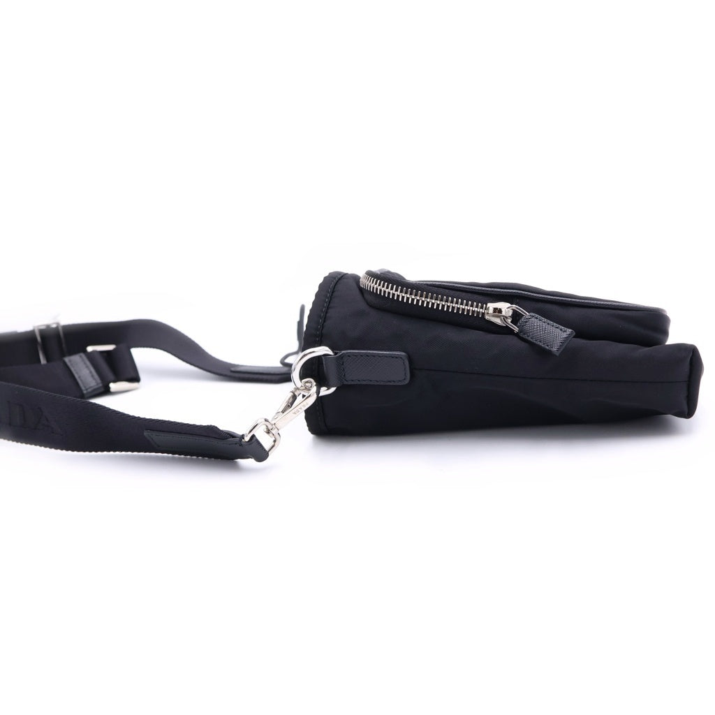 PRADA(プラダ) RE-NYLON リナイロン スマートフォンケース ロゴプレート シルバー金具 ショルダーバッグ ブラック 2ZH155