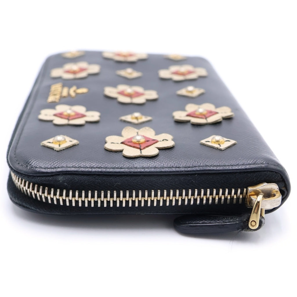 PRADA(プラダ) SAFFIANO FIORI サフィアーノ フィオーリ フラワースタッズデザイン レザー ラウンドジップウォレット 財布 ブラック レディース