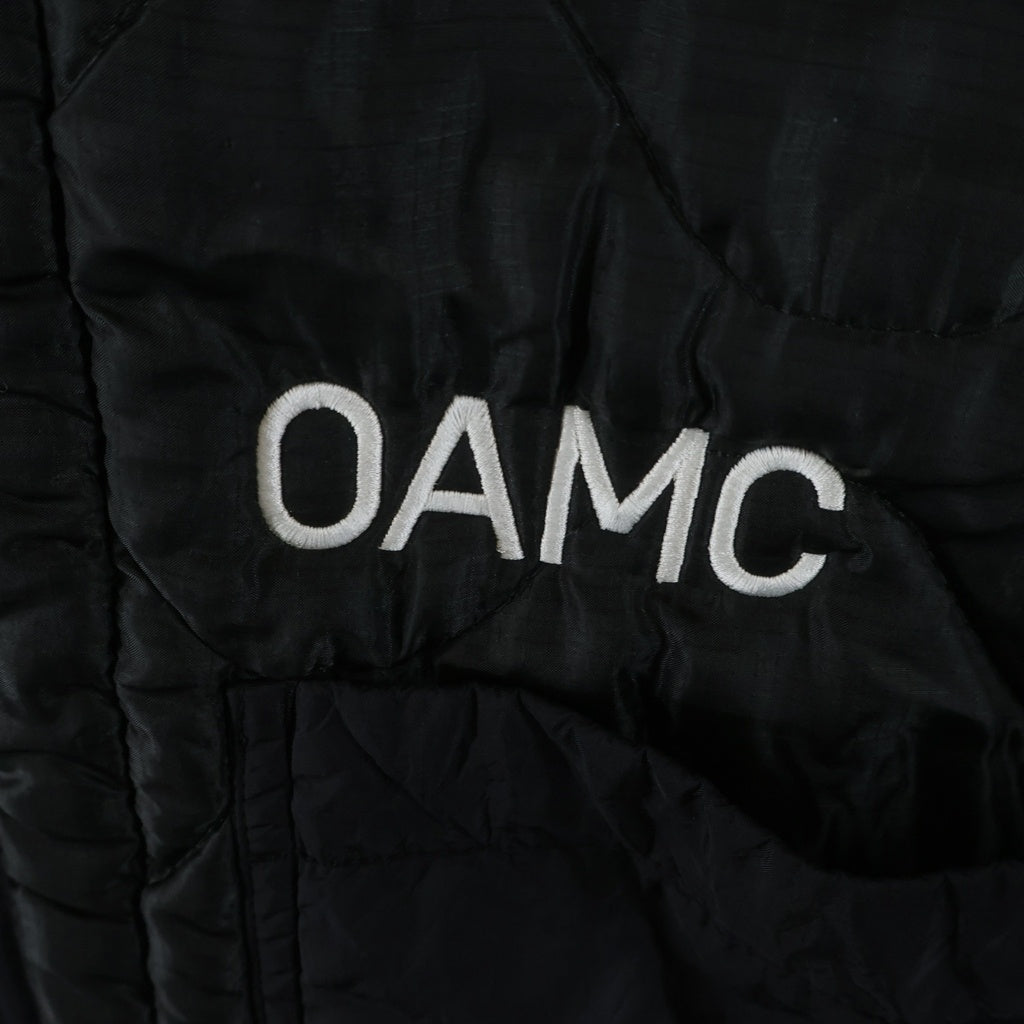 OAMC(オーエーエムシー) 22AW RE WORK OVERDYED M-65 LINER オーバーダイ ナイロン キルティング ロゴエンブロイダリー サイドカットライナー ブラック/グリーン 22A28OAX08