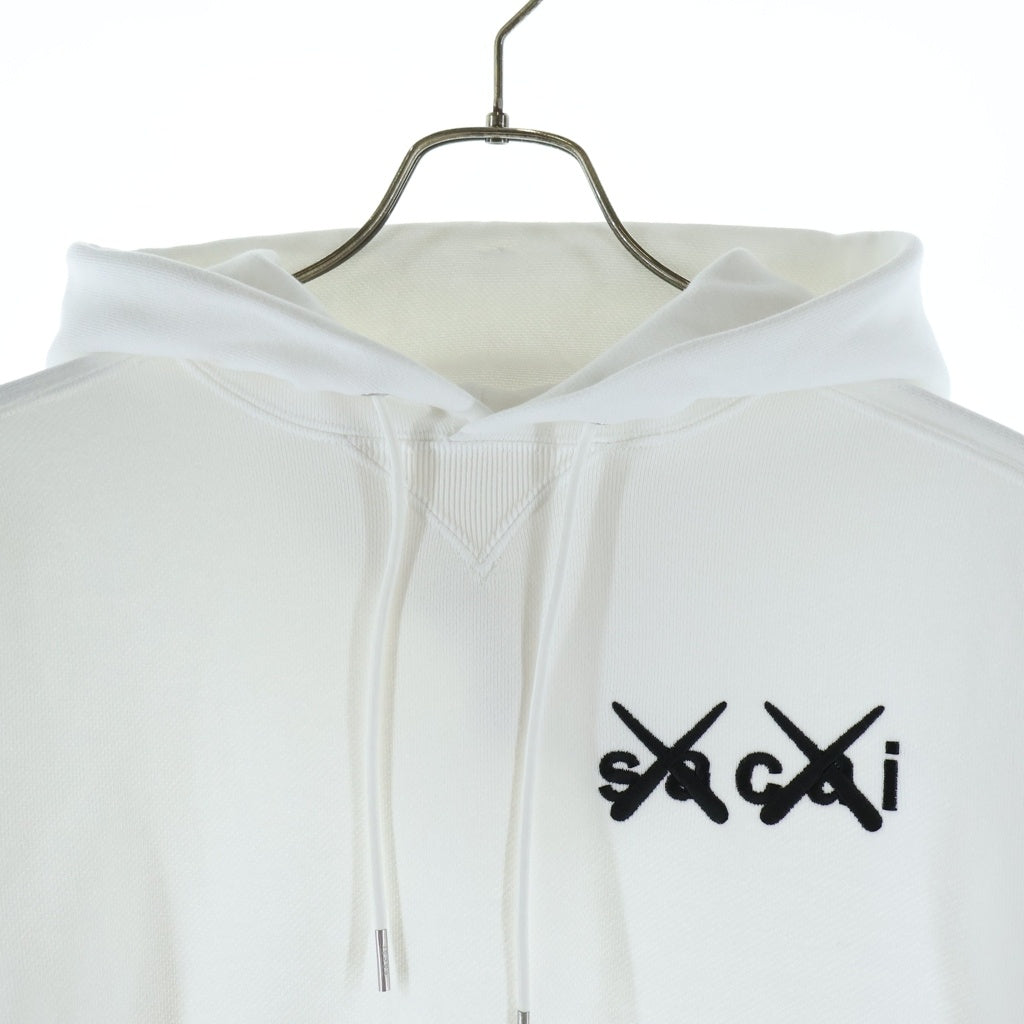 Sacai(サカイ) 21AW ×KAWS EMBROIDERY HOODIE カウズ コットン ロゴエンブロイダリー プルオーバーフーディー パーカー ホワイト 21-0283S