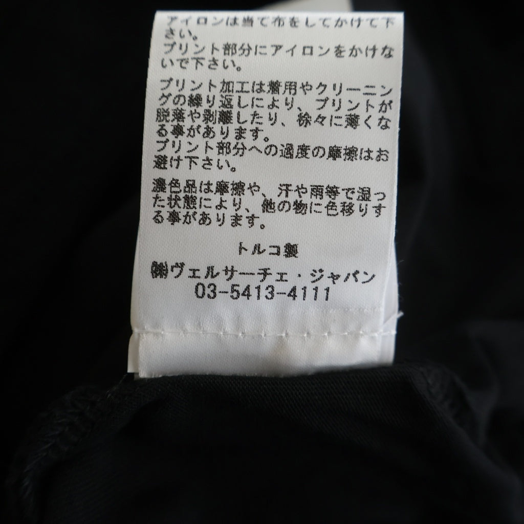 VERSACE(ヴェルサーチ) フロントロゴプリント クルーネック半袖Tシャツ カットソー ブラック 1014427 1A16040