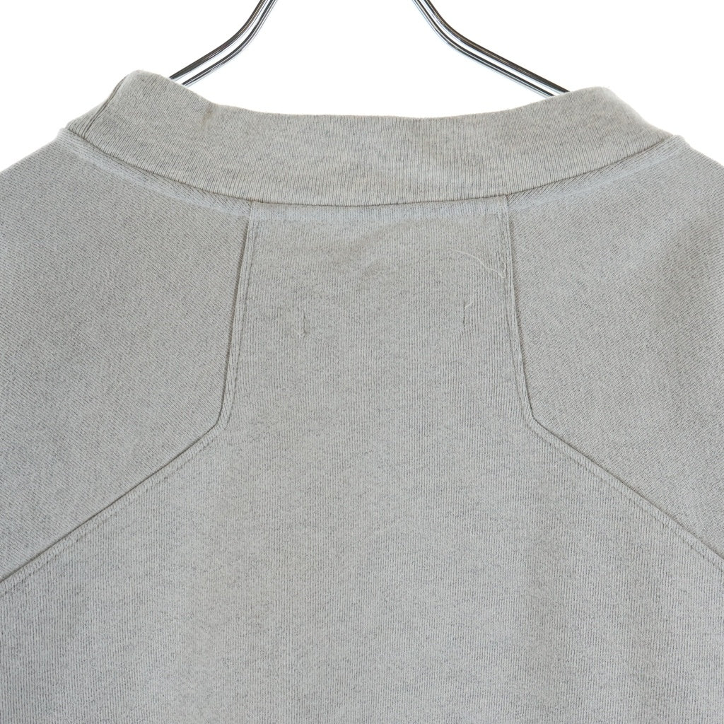 RRR123 RIVINGTON roi Rebis(リヴィントンロイレビス) METANOIA USO CVA SWEATSHIRT メタノイア ウソ シーブイエー ロゴデザイン アームプリント クルーネックスウェットトレーナー グレー