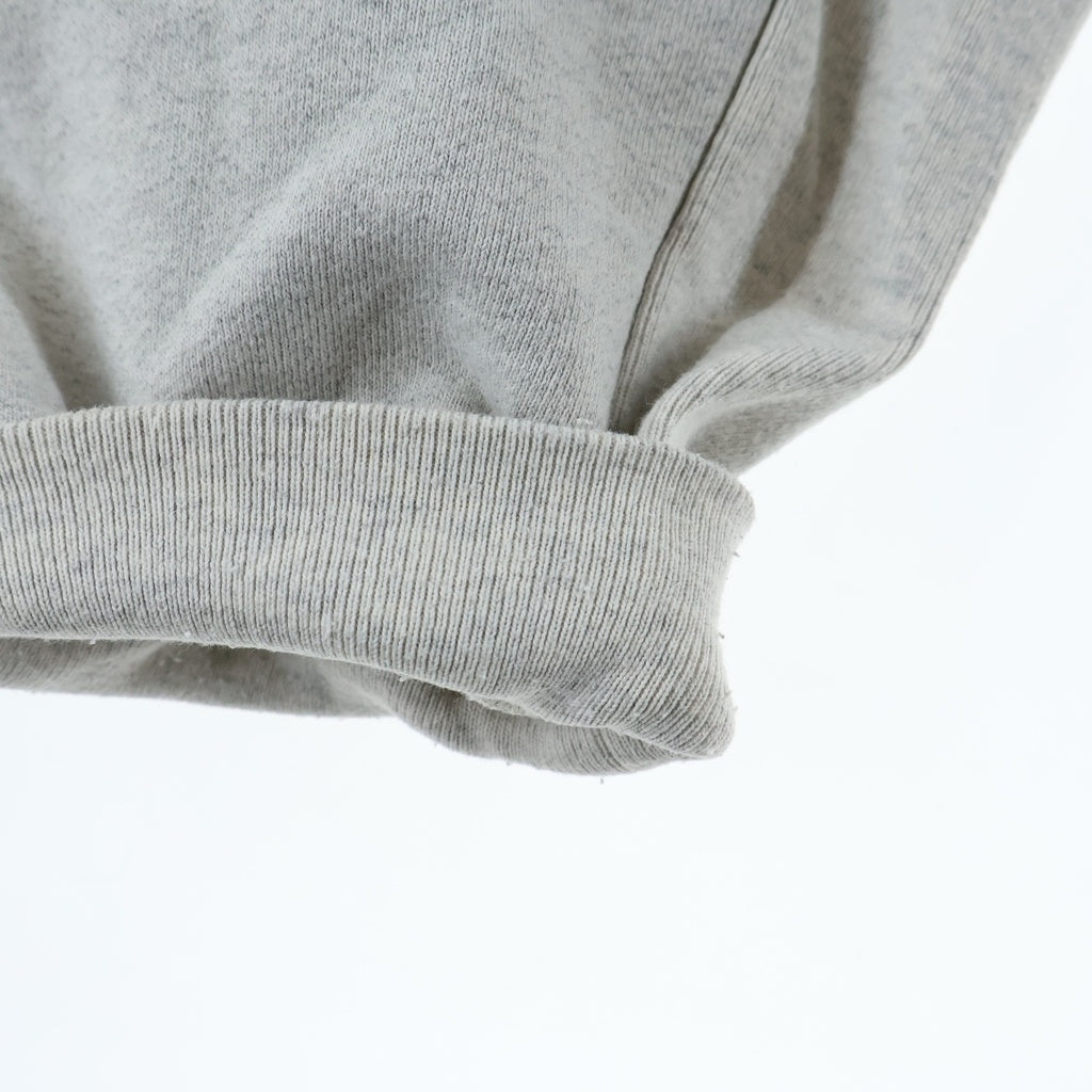 RRR123 RIVINGTON roi Rebis(リヴィントンロイレビス) METANOIA USO CVA SWEATSHIRT メタノイア ウソ シーブイエー ロゴデザイン アームプリント クルーネックスウェットトレーナー グレー