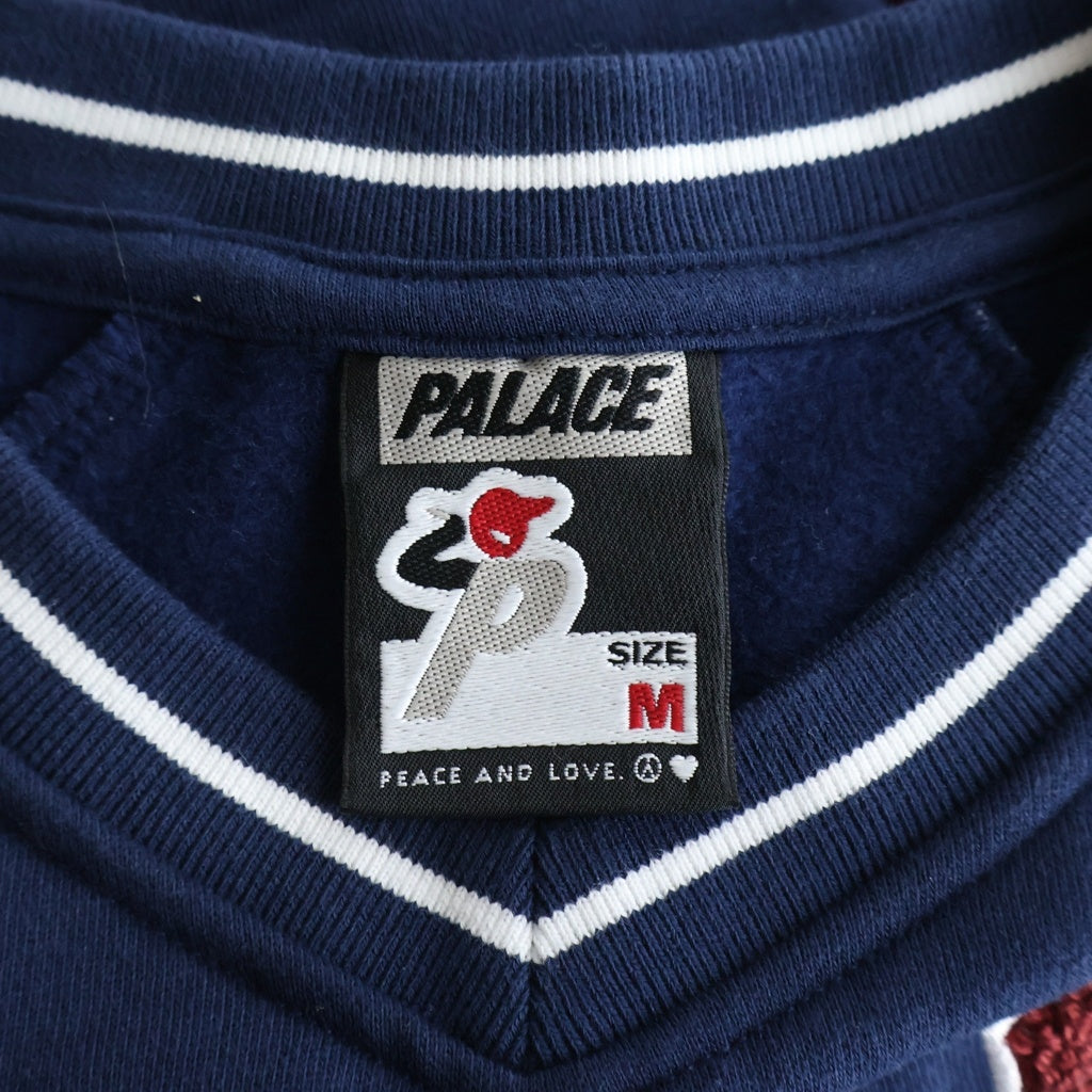 Palace Skateboards(パレススケートボーズ) 25AW PALACE 09 CREW フロントロゴワッペン刺繍 Vネックスウェットトレーナー ネイビー/レッド