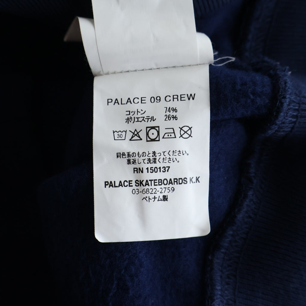 Palace Skateboards(パレススケートボーズ) 25AW PALACE 09 CREW フロントロゴワッペン刺繍 Vネックスウェットトレーナー ネイビー/レッド