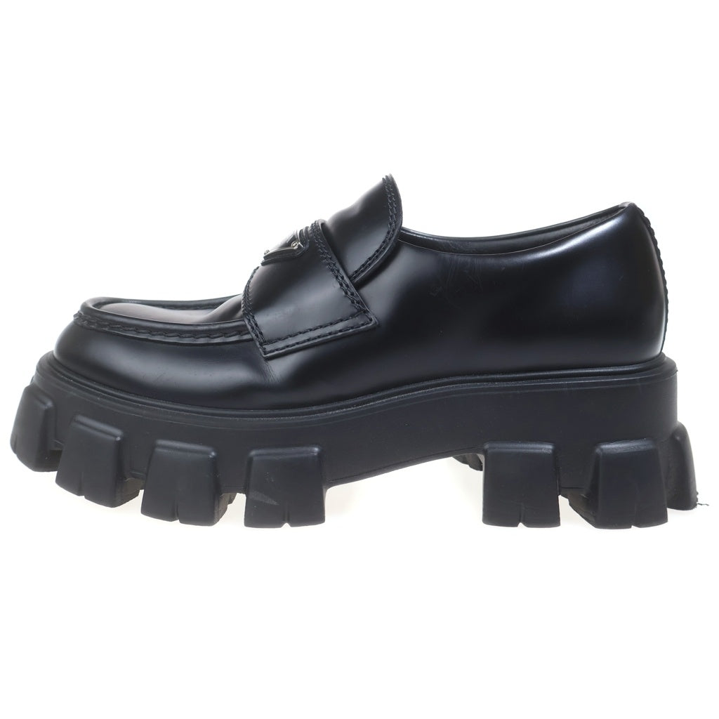 PRADA(プラダ) モノリス トライアングルロゴプレート ブラッシュドレザーローファー ブラック 2DE129