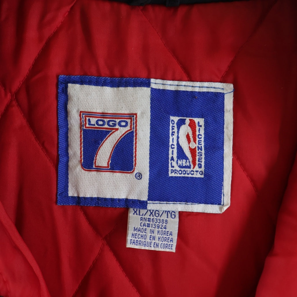VINTAGE(ヴィンテージ) 90S VINTAGE LOGO 7 CHICAGO BULLS ヴィンテージ ロゴセブン シカゴブルズ ロゴ刺繍 中綿フーデッドジャケット ブラック/レッド