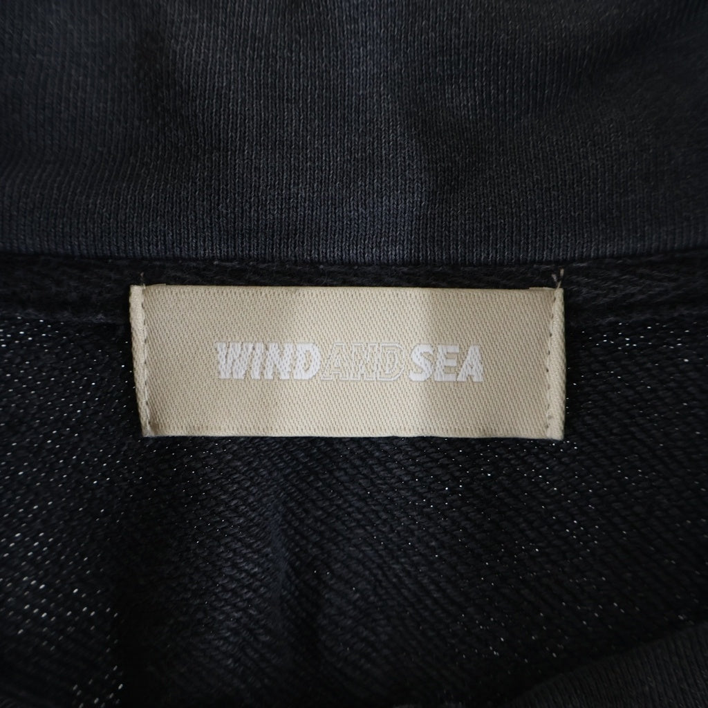 WIND AND SEA(ウィンダンシー) PIGMENT HALF ZIP SWEAT フロントロゴ刺繍 ピグメントダイ ハーフジップスウェットトレーナー グレー WDS-ESS-24-Q3-CS-01
